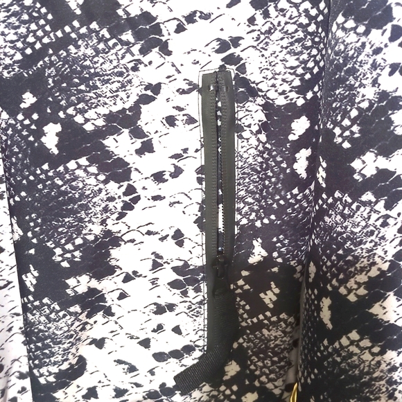 Bolongaro Trevor Hoodie and Active Shorts set in black and white snakeskin print - Picture 3 of 4